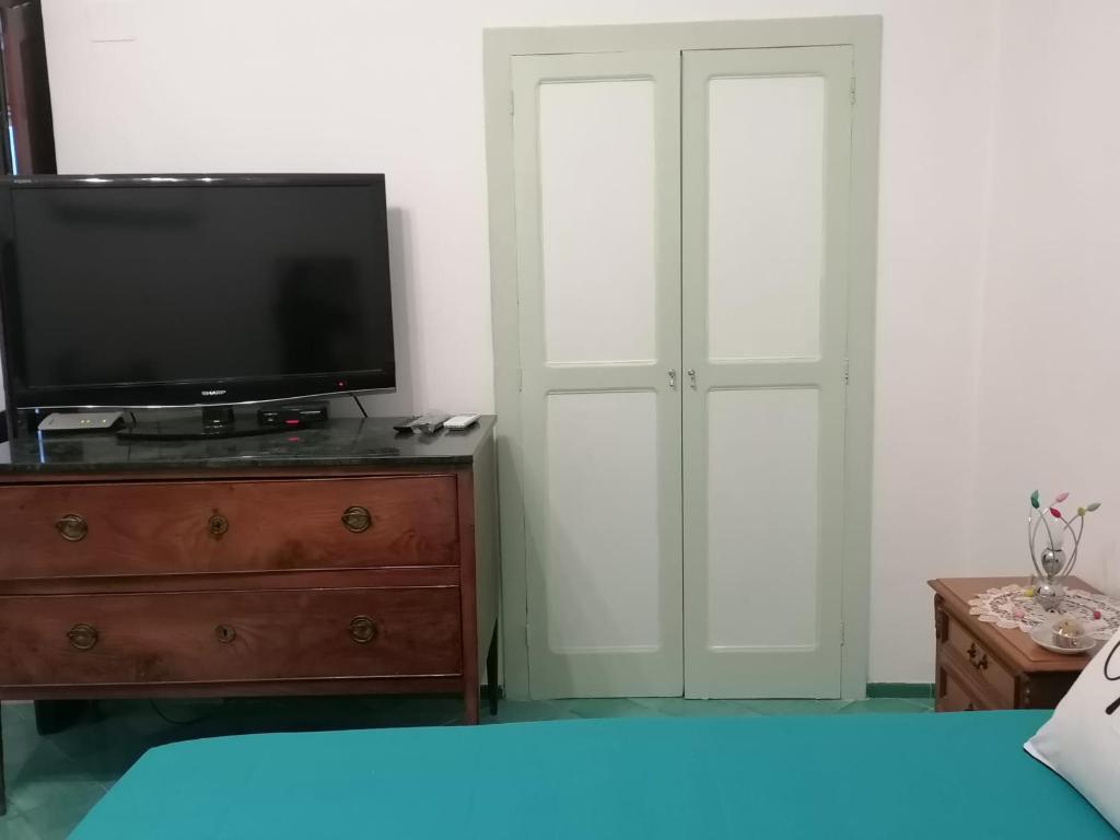 TV a/nebo společenská místnost v ubytování POSITANO CENTRAL HOUSE free wi-fi and air condition