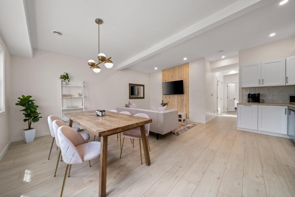 uma cozinha e sala de estar com uma mesa de madeira e cadeiras em The Belvedere:Front Street Flats em Belleville