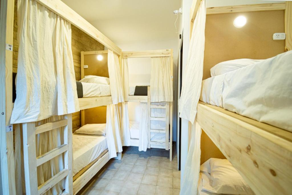 Postel nebo postele na pokoji v ubytování Fuxia House Hostel