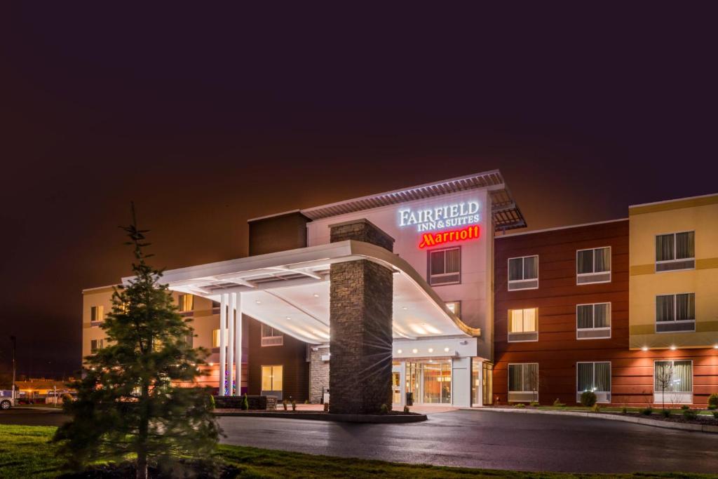 budynek szpitalny z choinką przed nim w obiekcie Fairfield Inn & Suites by Marriott Utica w mieście Utica