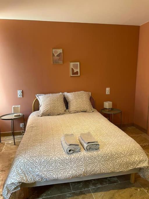 Un dormitorio con una cama con dos toallas encima. en Studio Ruben, en Bayeux