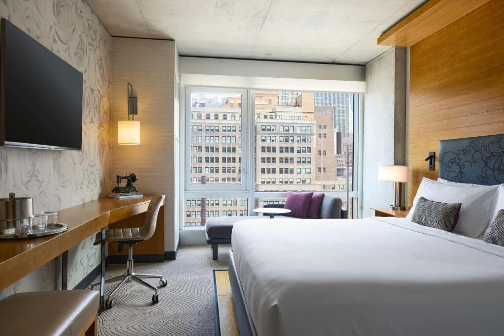Postel nebo postele na pokoji v ubytování Renaissance New York Midtown Hotel