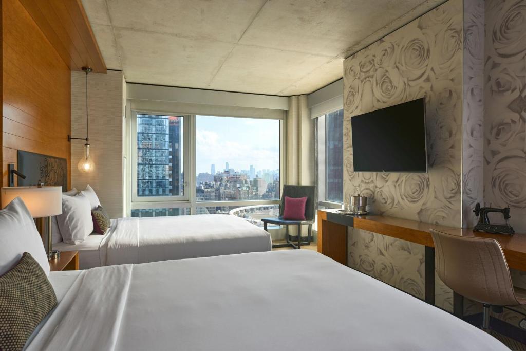 Postel nebo postele na pokoji v ubytování Renaissance New York Midtown Hotel