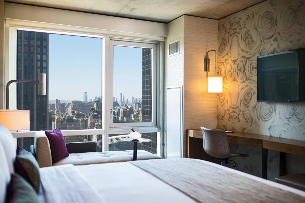 Postel nebo postele na pokoji v ubytování Renaissance New York Midtown Hotel