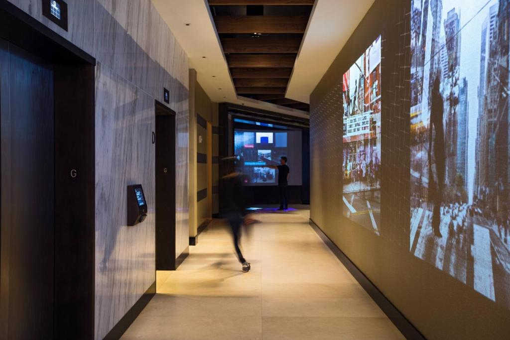 TV a/nebo společenská místnost v ubytování Renaissance New York Midtown Hotel