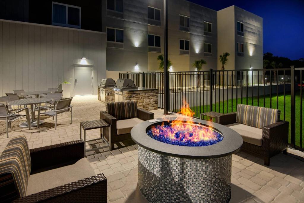 a fire pit in the middle of a patio at TownePlace Suites by Marriott Niceville Eglin AFB Area in Niceville