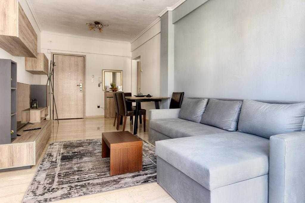 - un salon avec un canapé et une table dans l'établissement Marilians Luxury Apartment, à Thessalonique