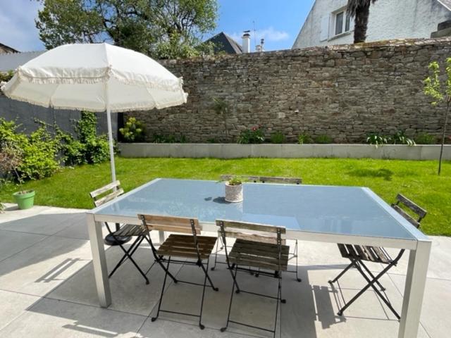 Patio alebo iná vonkajšia časť ubytovania Vannes centre à pied grande villa familiale