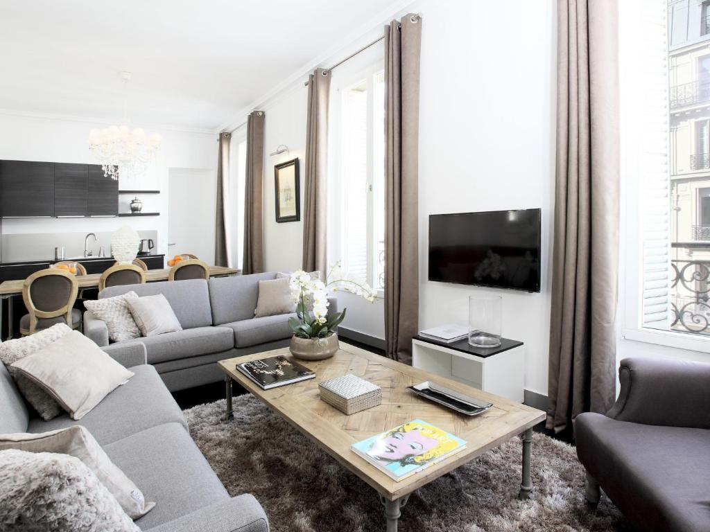 sala de estar con sofá y mesa en LivinParis - Luxury 3 Bedrooms Le Louvre I, en París