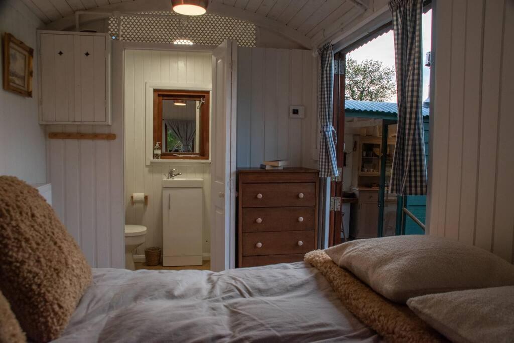 Postel nebo postele na pokoji v ubytování Shepherds Hut in enclosed field