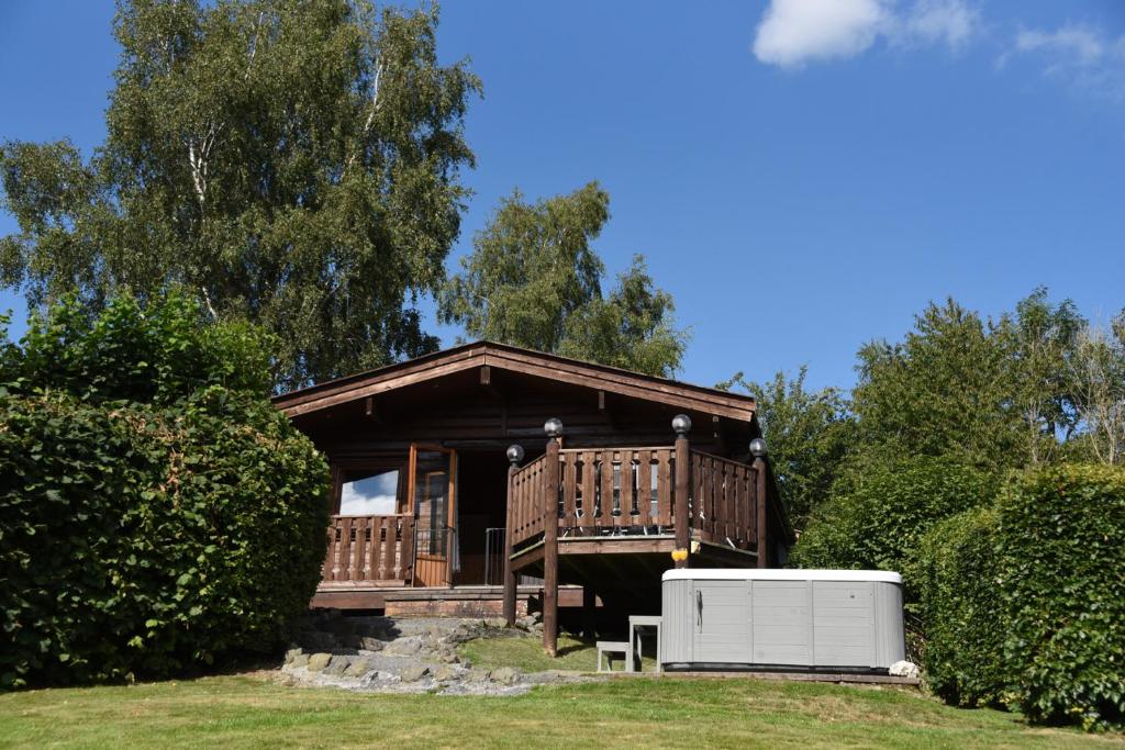 雷雅特的住宿－Tawny Owl Lodge，一座带白色发电机的大型小木屋