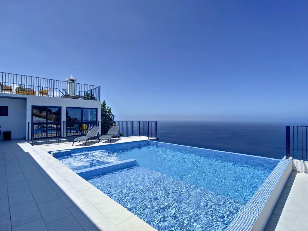 una piscina encima de una casa en Villa do Espigao by Atlantic Holiday, en Fajã da Ovelha