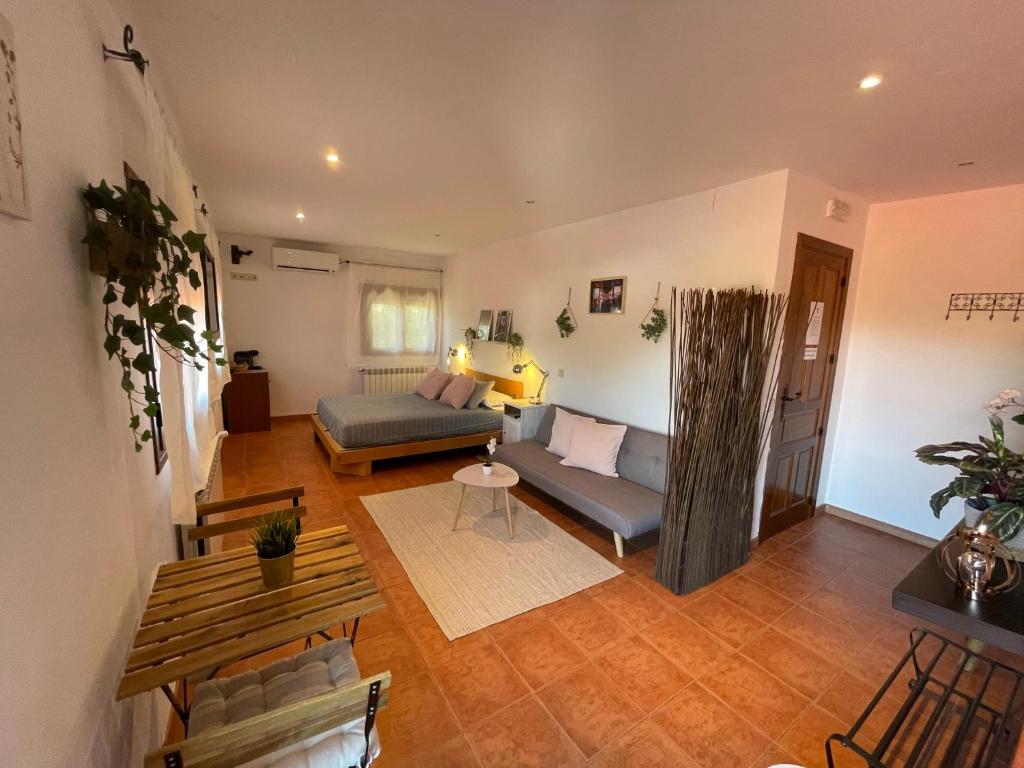 Hotel Rural El Arca de Noé في إل تيمبلو: غرفة معيشة مع أريكة وطاولة