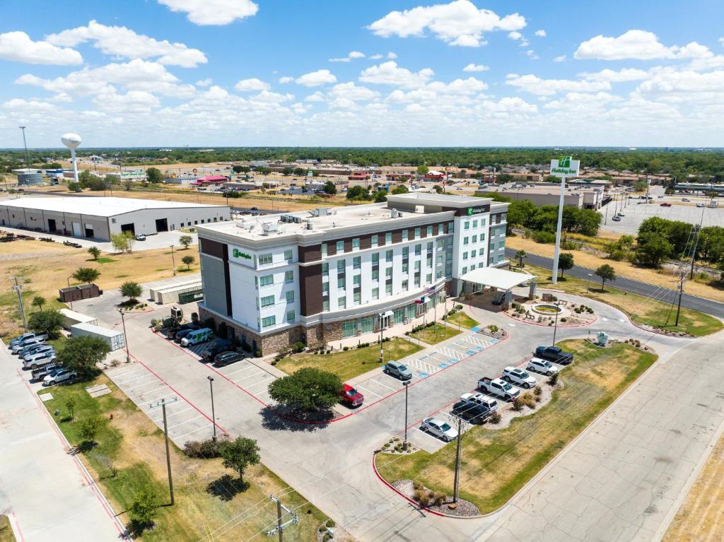 z góry widok na budynek z parkingiem w obiekcie Holiday Inn Hotel & Suites Waco Northwest, an IHG Hotel w mieście Bellmead