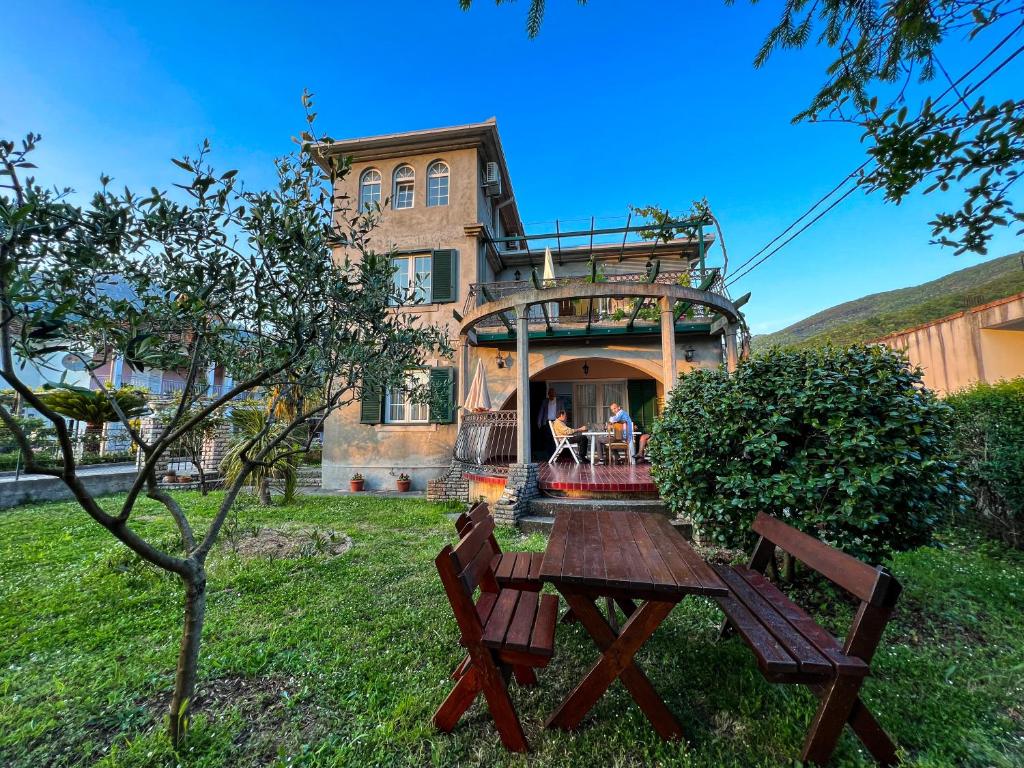 dom ze stołem i ławkami na dziedzińcu w obiekcie Sunčana Kula w mieście Herceg Novi