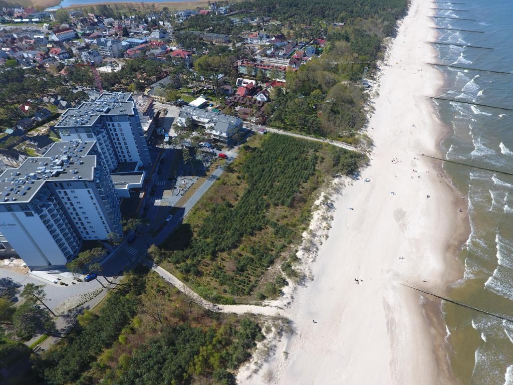 an aerial view of the shoreline of a beach at Studio z Widokiem na Zalew Porta Mare Przy Plazy 11-te Pietro - Apartament 293 in Dziwnówek