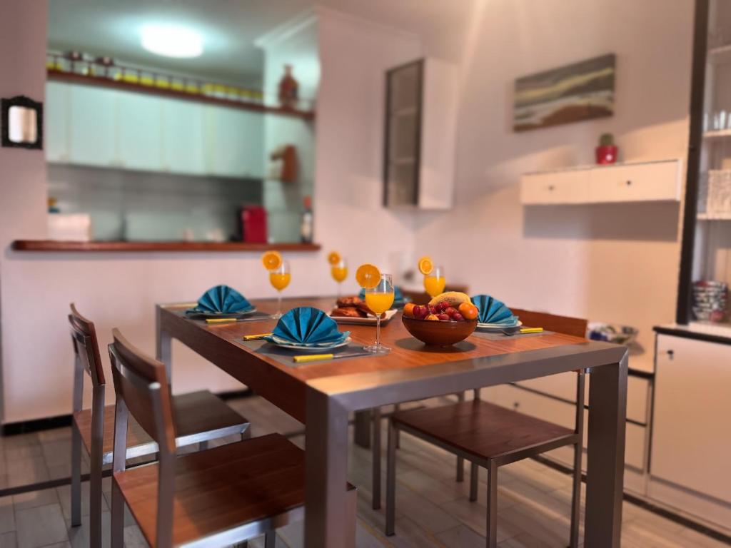 una cucina con tavolo e ciotola di frutta di APJ Emperadores Apartment with swimming pool, 100 m from beach La Mata a La Mata