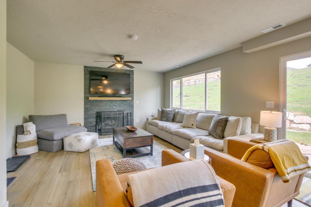 uma sala de estar com um sofá e uma lareira em Huntsville Retreat about 4 Mi to Reservoir! em Huntsville