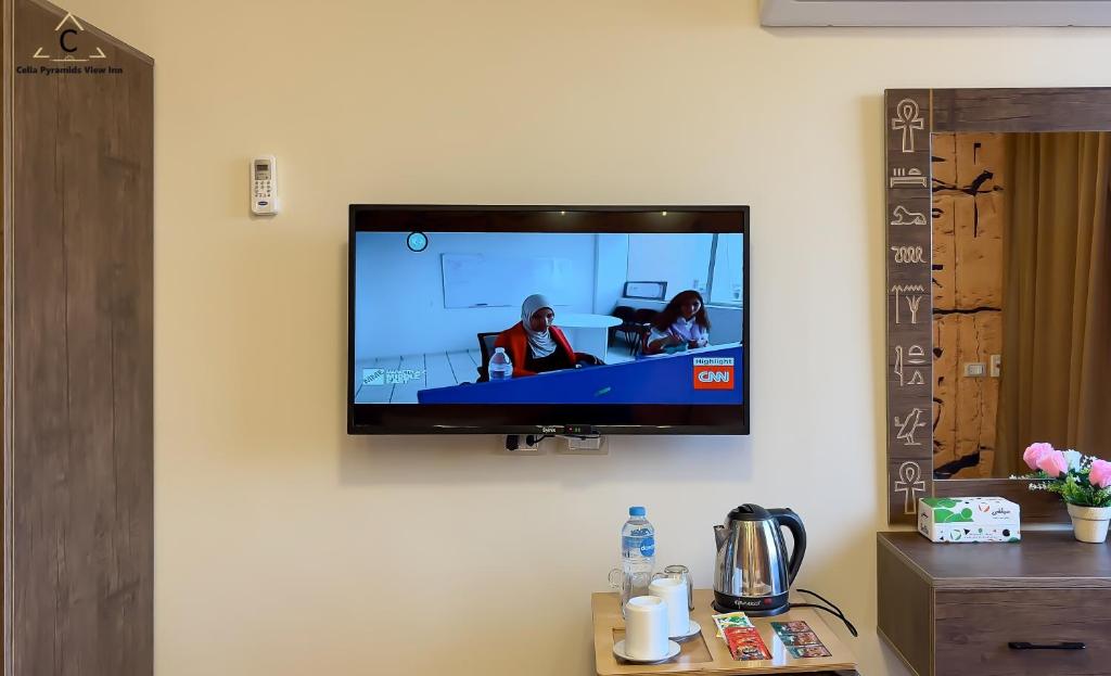 TV a/nebo společenská místnost v ubytování Celia Pyramids View inn