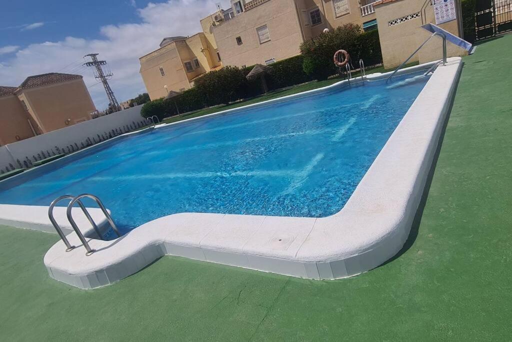 Basen w obiekcie Bungalow avec piscine lub w pobliżu
