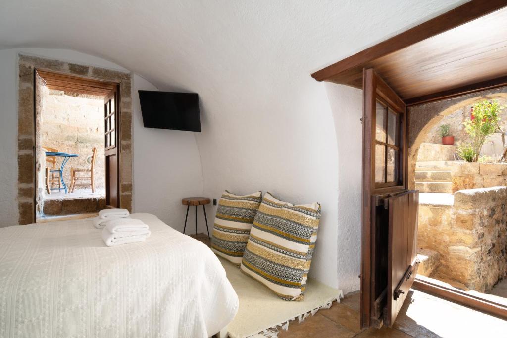 Postel nebo postele na pokoji v ubytování Menexes Suites Monemvasia