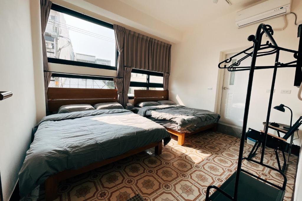 Postel nebo postele na pokoji v ubytování 鴉埠客棧x南華大旅社