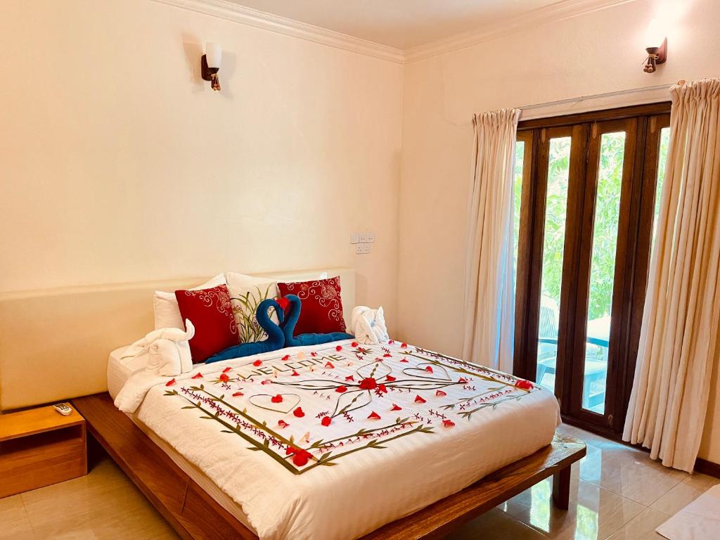 Un pat sau paturi într-o cameră la Thoddoo Retreat Grand