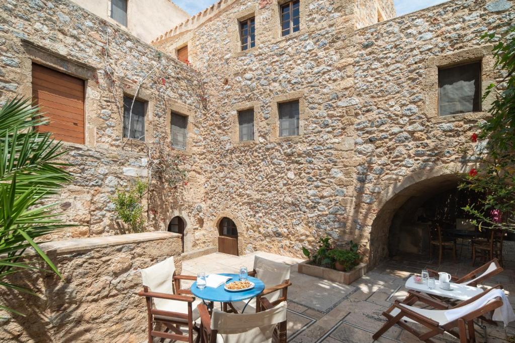 Patio nebo venkovní prostory v ubytování Menexes Suites Monemvasia