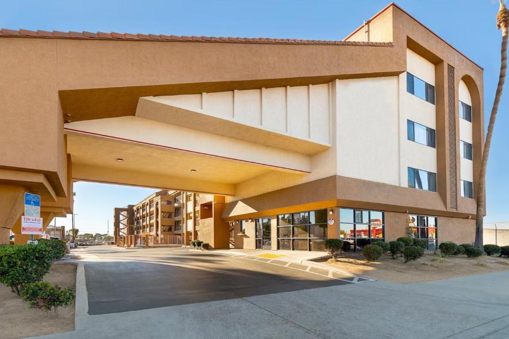 duży budynek z parkingiem przed nim w obiekcie Days Inn by Wyndham Chula Vista-San Diego w mieście Chula Vista