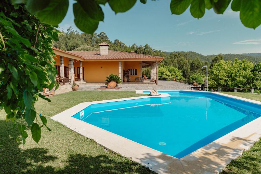 - une piscine en face d'une maison dans l'établissement Quinta Devesa do Monte, à Amares