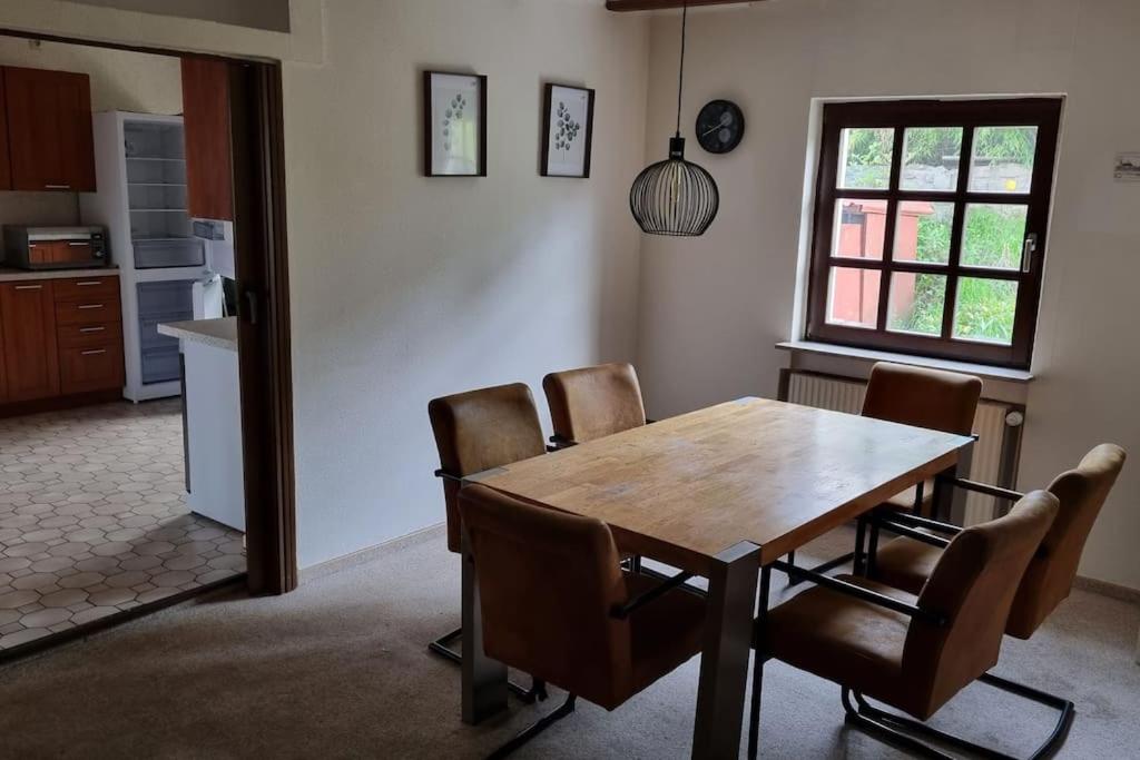 a dining room table and chairs in a kitchen at Arbeiterwohnung, bis zu 9 Personen, Langzeitmieter, Monteurzimmer in Gelnhausen