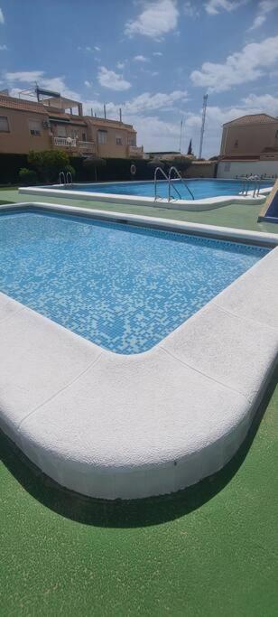 Basen w obiekcie Bungalow avec piscine lub w pobliżu