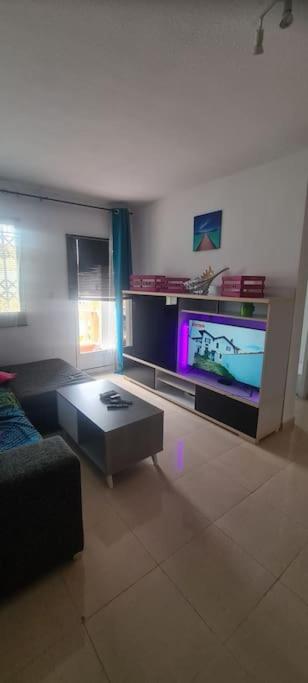 Telewizja i/lub zestaw kina domowego w obiekcie Bungalow avec piscine