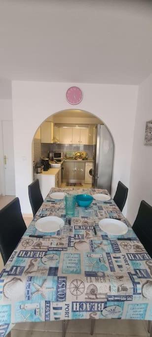 Kuchnia lub aneks kuchenny w obiekcie Bungalow avec piscine