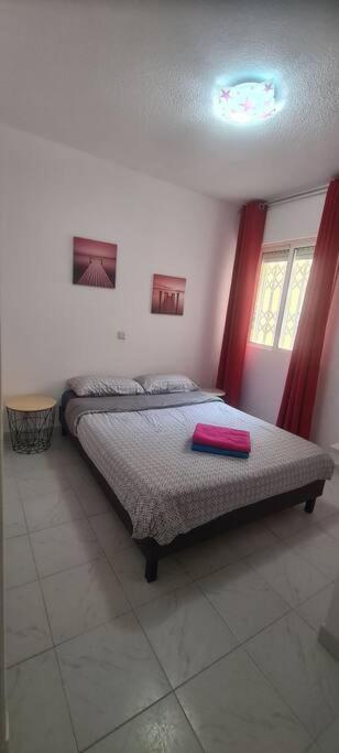 Łóżko lub łóżka w pokoju w obiekcie Bungalow avec piscine