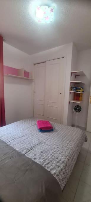 Łóżko lub łóżka w pokoju w obiekcie Bungalow avec piscine