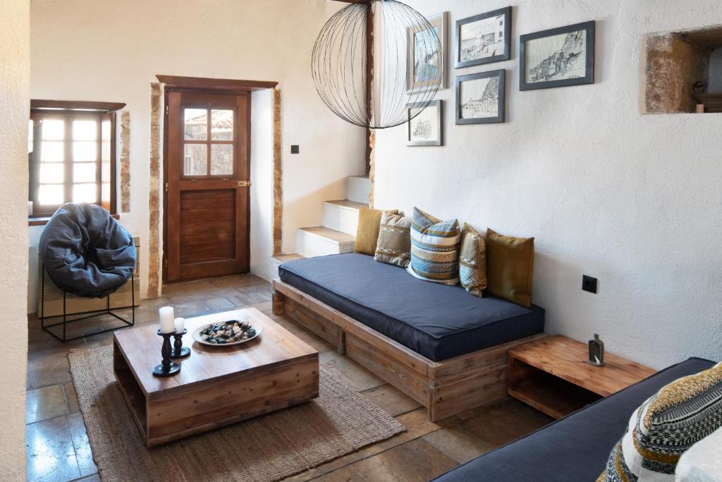 Posezení v ubytování Menexes Suites Monemvasia