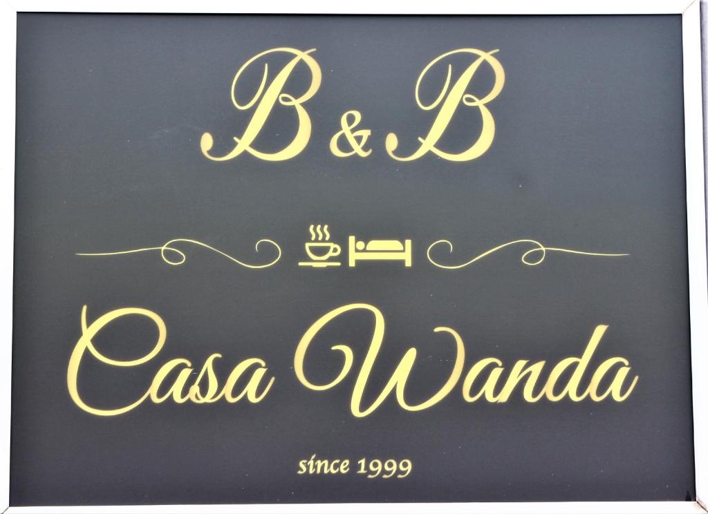 加爾達湖濱的住宿－B&B Casa Wanda since 1999，餐馆的标志,上面写着bccasa awana字