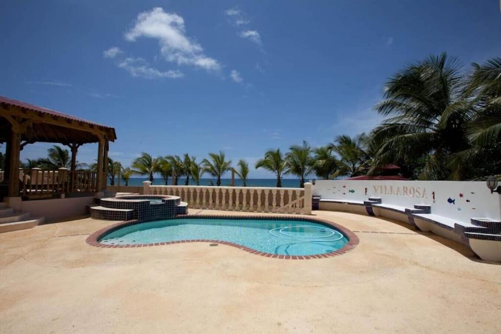 ein Schwimmbad mit dem Ozean im Hintergrund in der Unterkunft Perfect for destination weddings & family vacations! in Arecibo