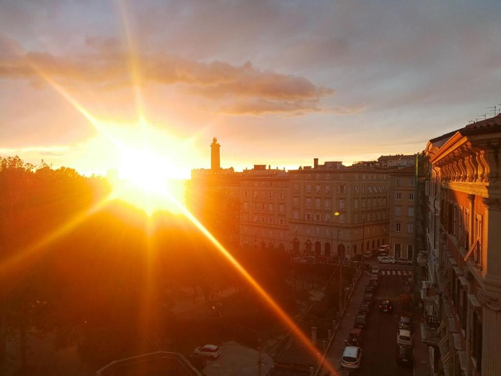 vista para o pôr-do-sol sobre uma cidade em Volta 8 rooms em Trieste