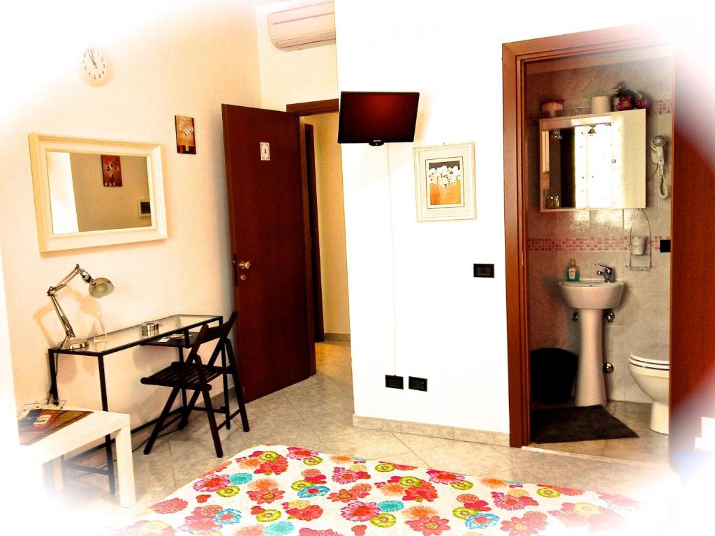 Top Suit Uno - Guest house - Deluxe Double Or Twin Room With City View