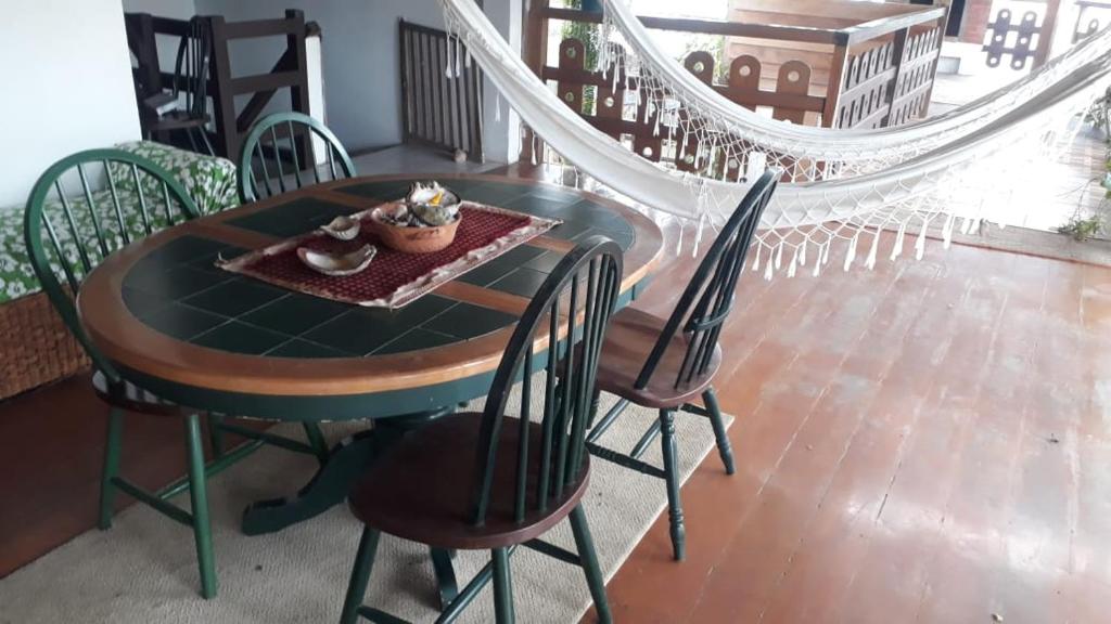 una mesa y sillas en un balcón con un tazón. en La Casa Del Arbol, en Olón