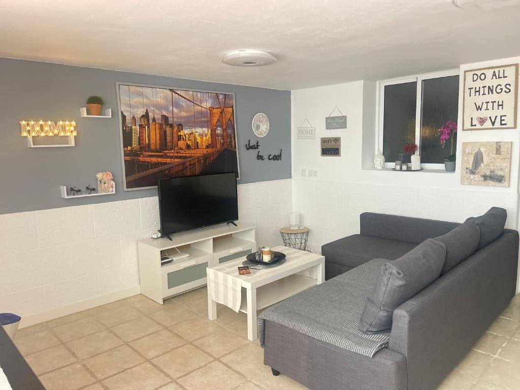 Televízia a/alebo spoločenská miestnosť v ubytovaní Apartamento a tan solo 2 minutos de la playa