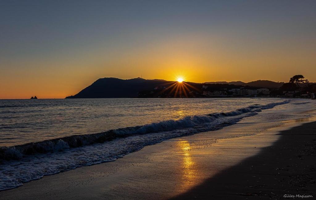 - une plage au coucher du soleil au loin dans l'établissement Appartement pied dans l’eau, à La Seyne-sur-Mer