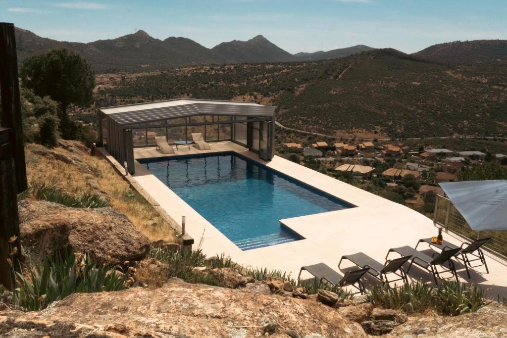 a house on a hill with a swimming pool at Casa Zúrich in La Estación