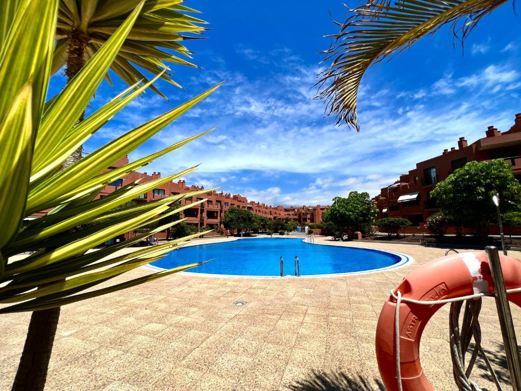 ein Schwimmbad in der Mitte eines Resorts in der Unterkunft Apartment in La Tejita (El Medano) in La Tejita