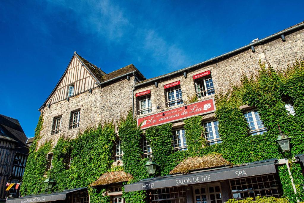 un bâtiment avec du lierre vert sur son côté dans l'établissement Les Maisons de Lea, a member of Radisson Individuals, à Honfleur