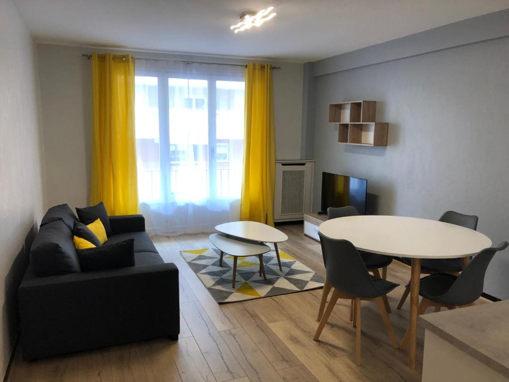 un salon avec un canapé et une table dans l'établissement 2P cosy plein centre Antibes, à Antibes