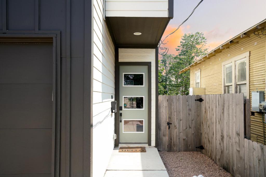 une porte menant à une maison avec une clôture en bois dans l'établissement Casa Dolce Vita by the Alamodome, à San Antonio