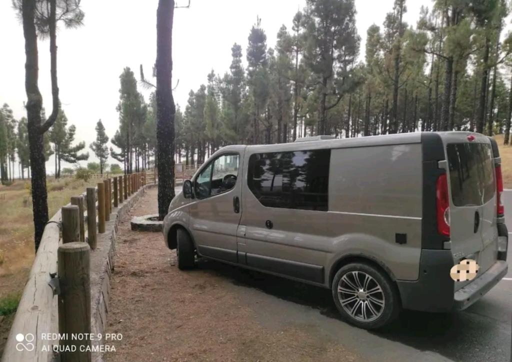Srebrny van zaparkowany przy drodze. w obiekcie Autocaravana Camper w mieście Las Palmas de Gran Canaria
